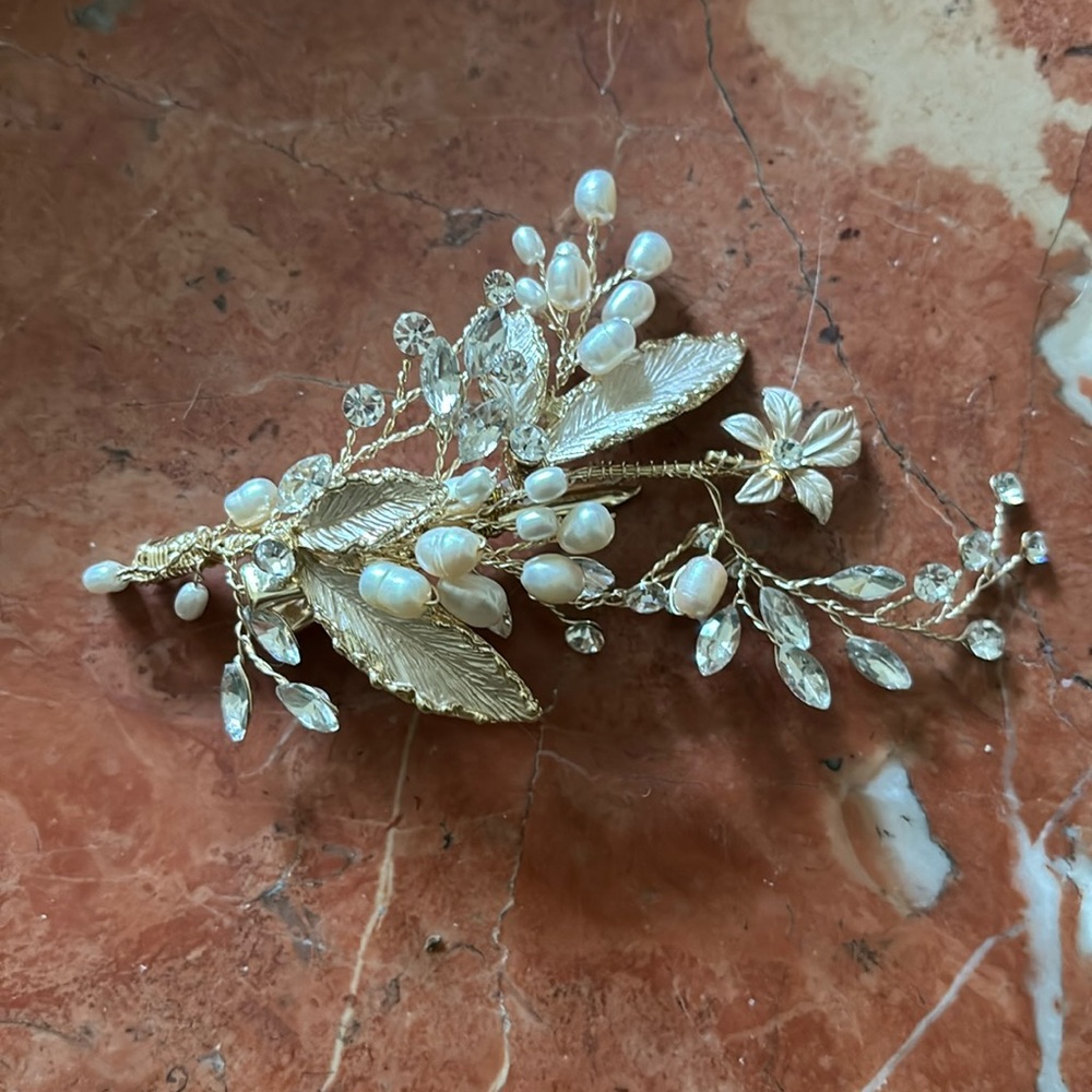 Pearl and metal hair clip